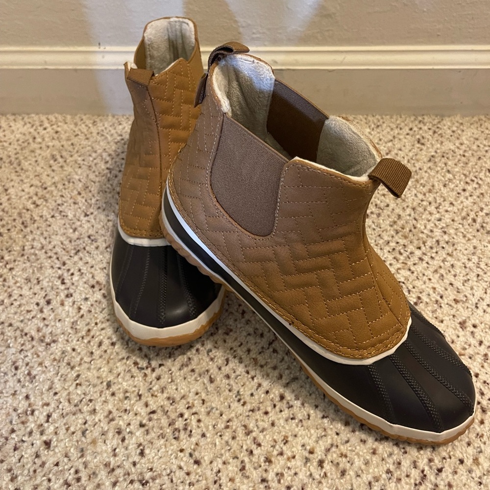 JBU Tan and Black Quilted Winter Boots